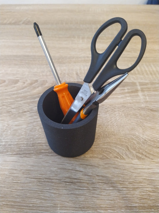 Gefäß rund mit Werkzeug