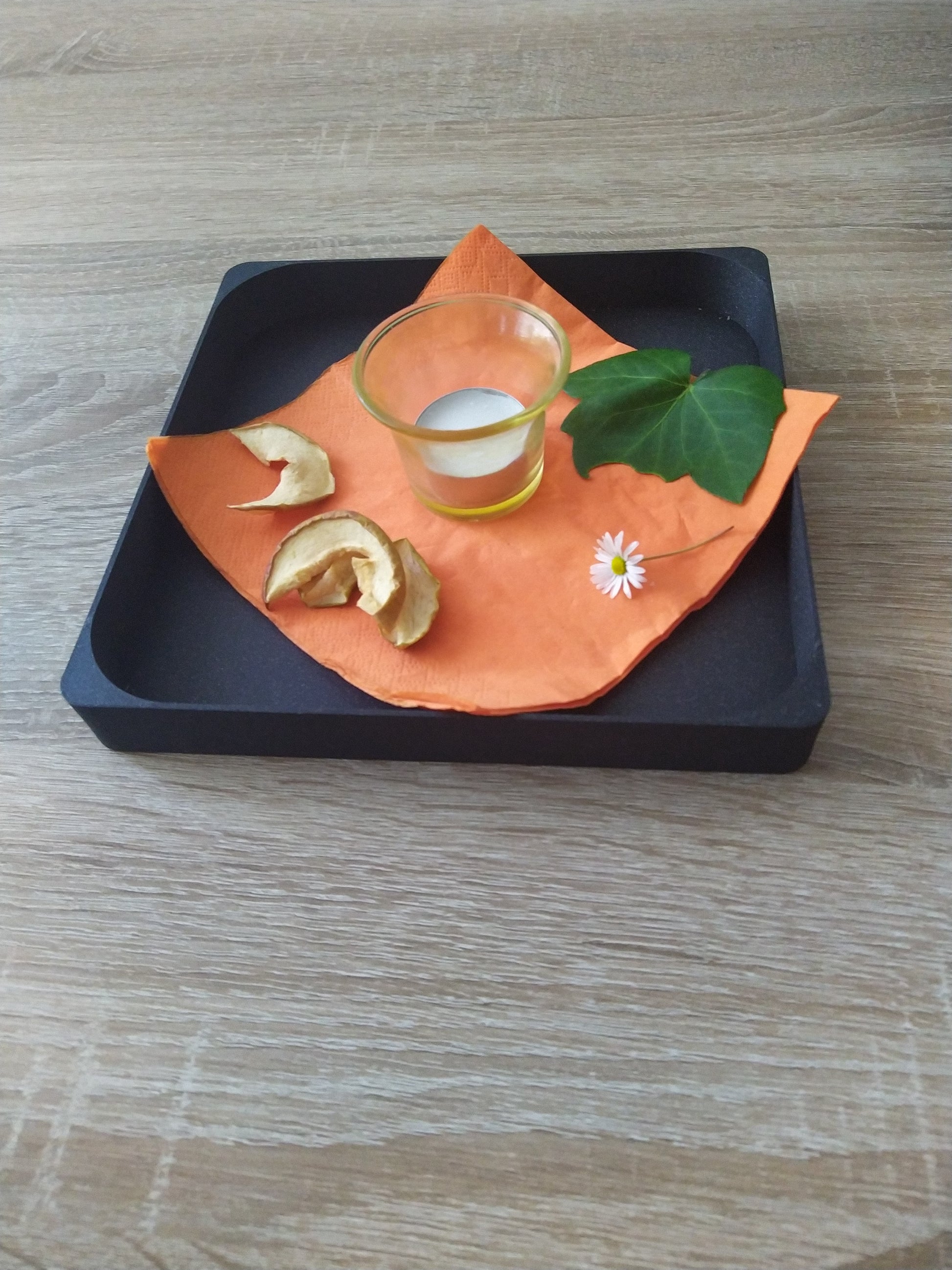 Eckige Schale mit Teelicht und Deko