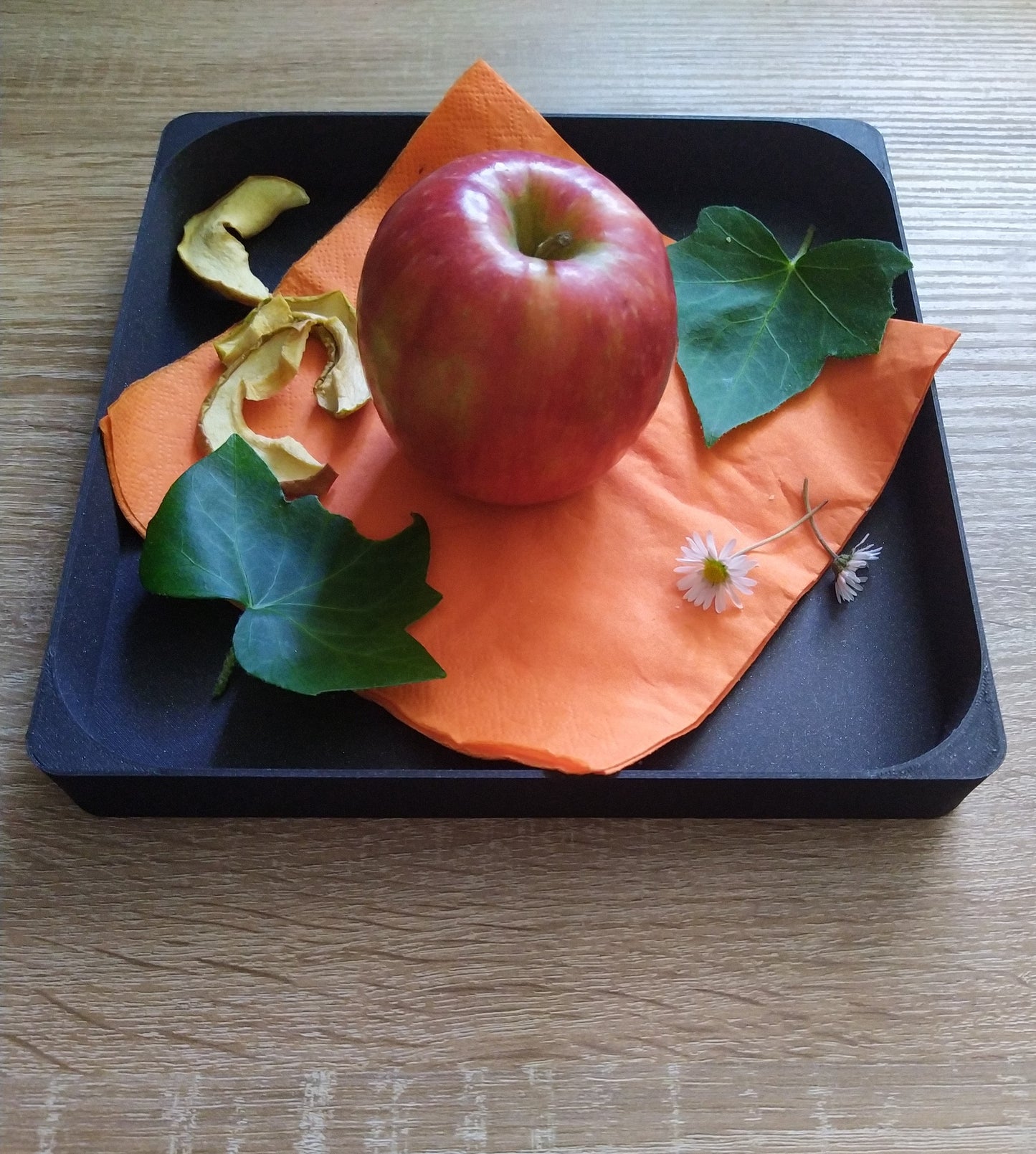 Eckige Schale mit Apfel