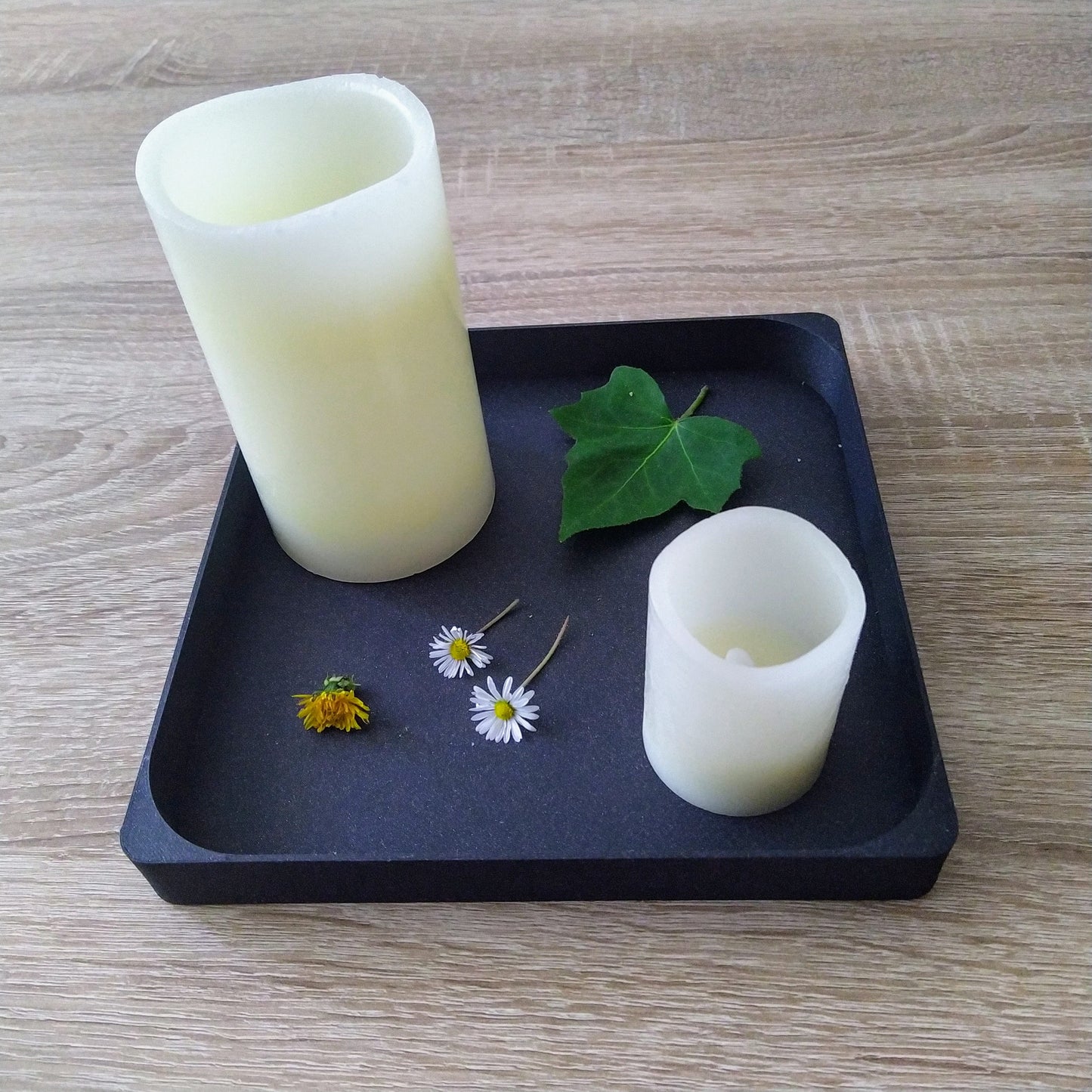 Eckige Schale mit künstlicher Kerze und Blumendeko