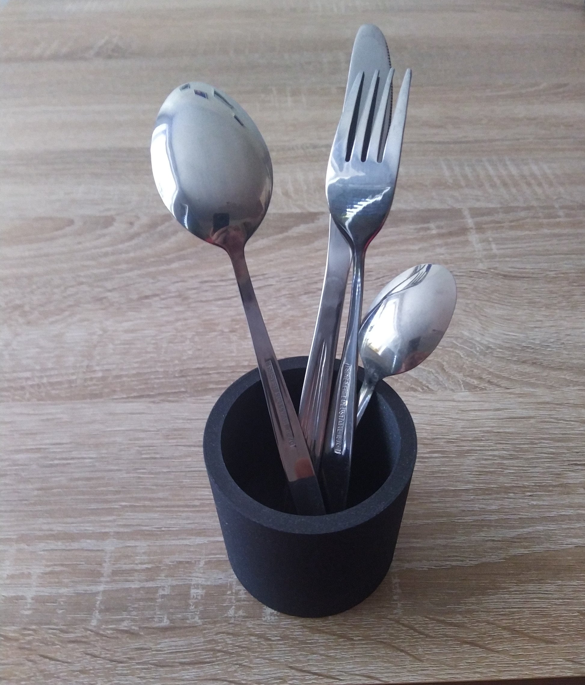 Gefäß rund mit Besteck