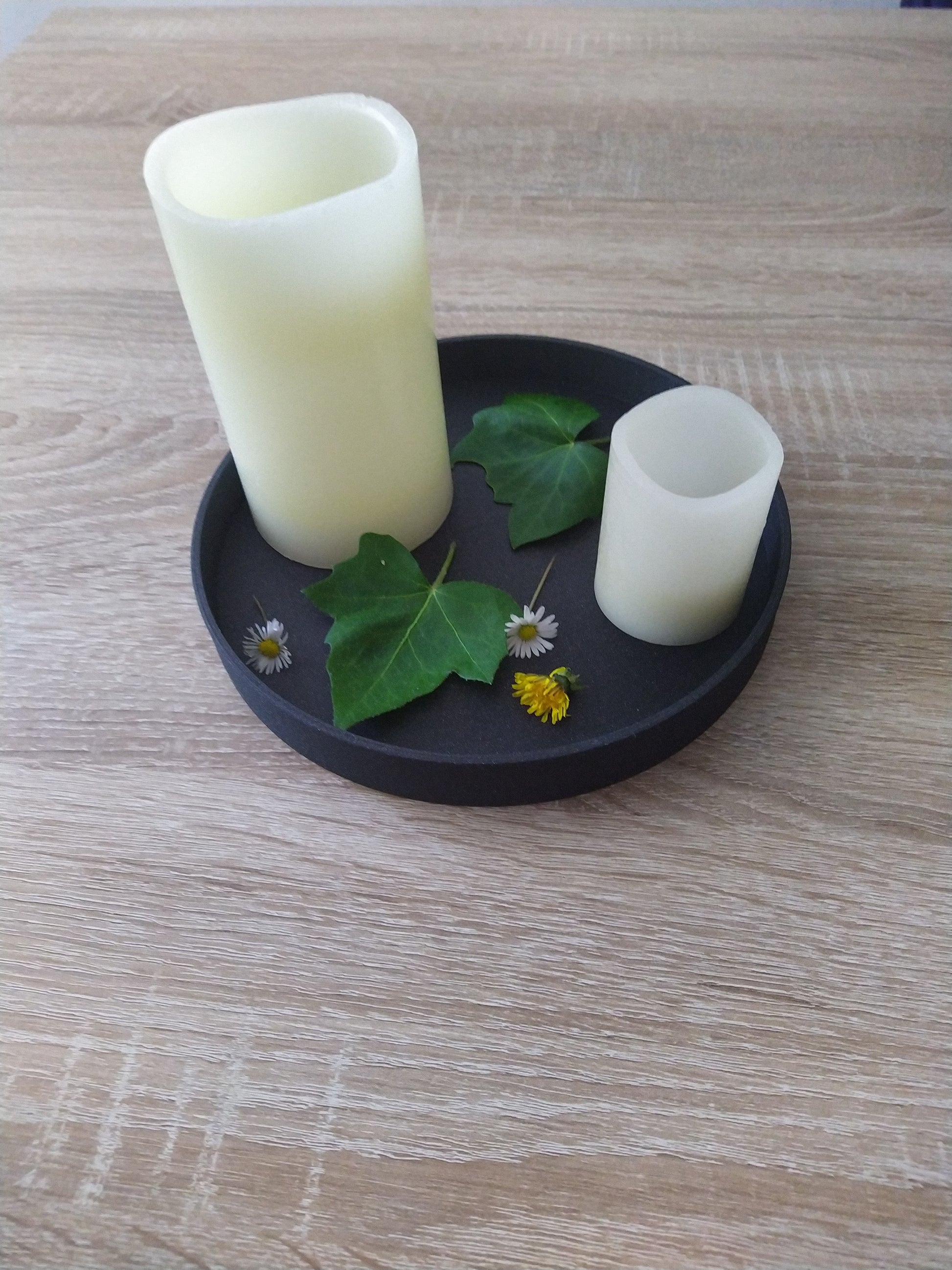 Runde Schale mit künstlichen Kerzen und Deko