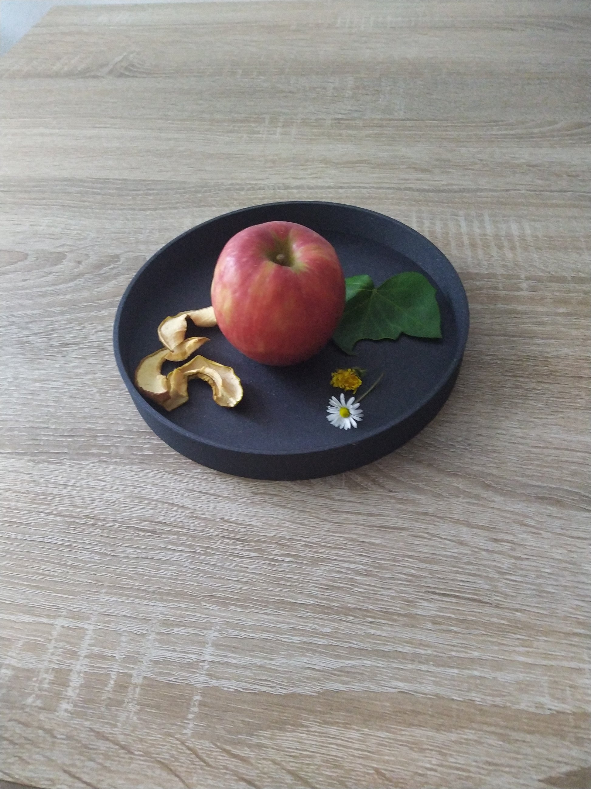 Runde Schale mit Apfel