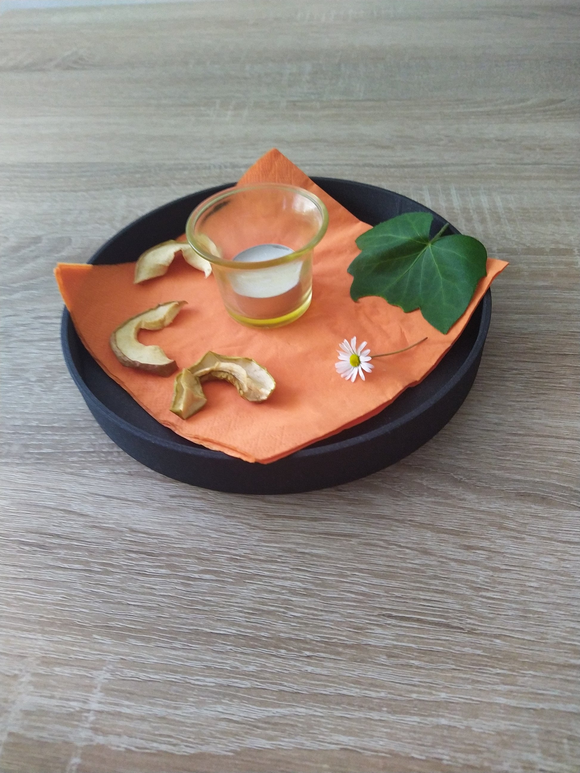 Runde Schale mit Teelicht und Deko